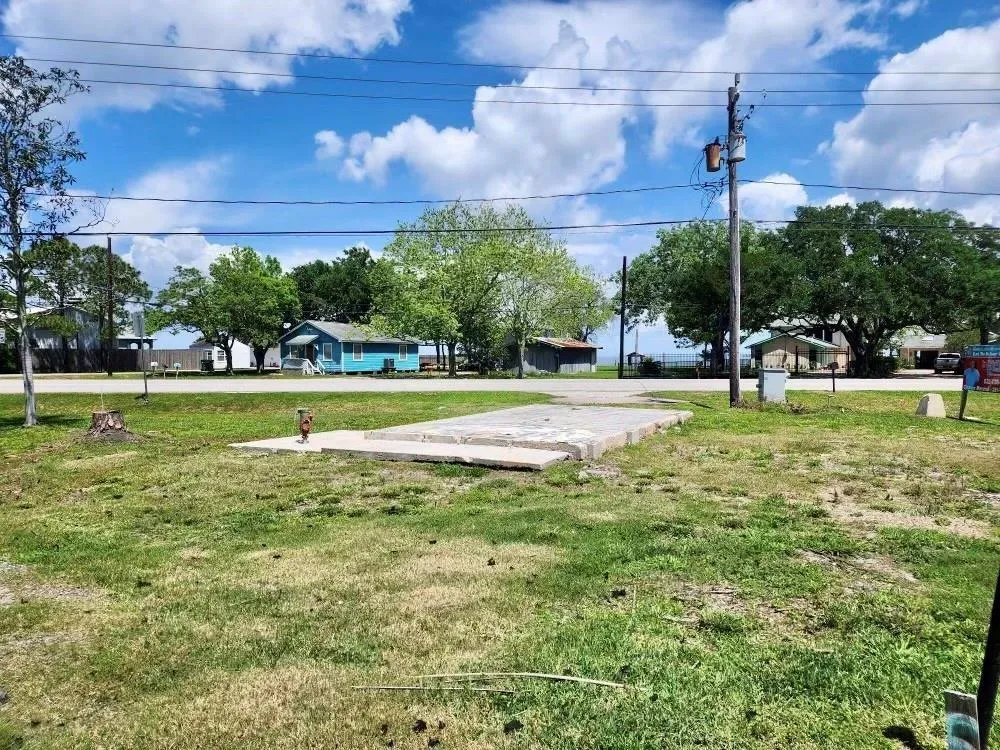 4828 W Bayshore Drive Bacliff, TX 77518