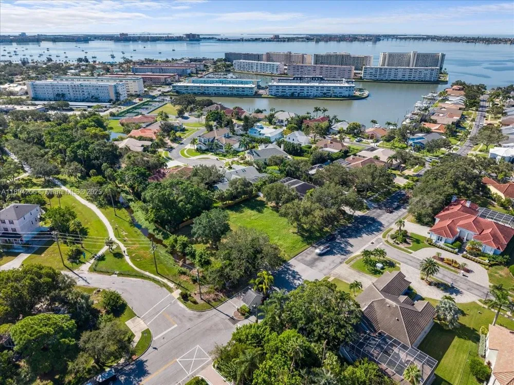 2207 54th ST S St Petersburg, FL 33707