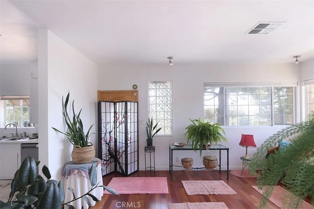 3953 Santa Carlotta La Crescenta, CA 91214