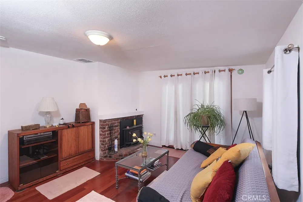 3953 Santa Carlotta La Crescenta, CA 91214
