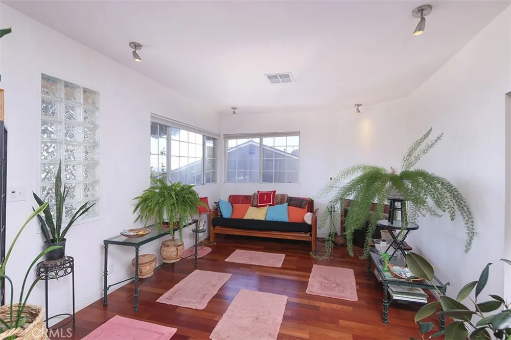 3953 Santa Carlotta La Crescenta, CA 91214