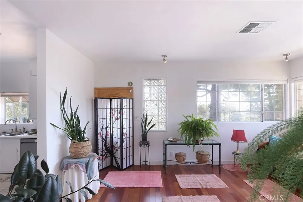 3953 Santa Carlotta La Crescenta, CA 91214