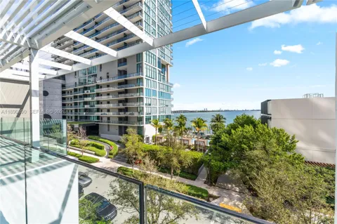 650 NE 32nd St #BH7