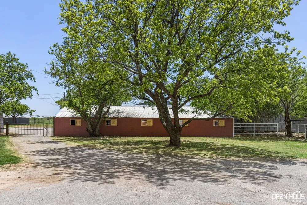 3613 FM 367 Iowa Park, TX 76367