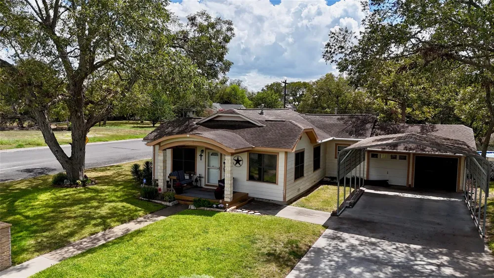 302 S Main Street Schulenburg, TX 78956