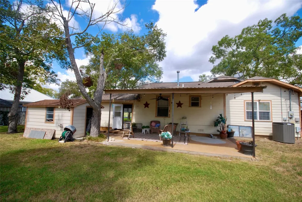 302 S Main Street Schulenburg, TX 78956