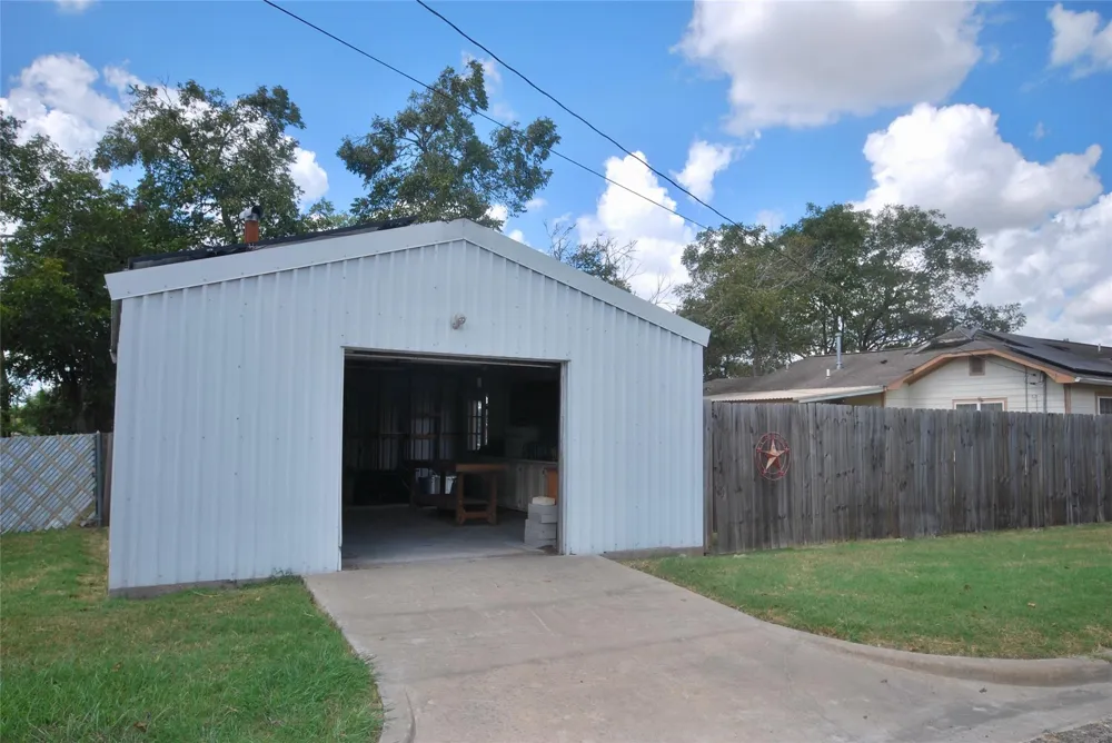 302 S Main Street Schulenburg, TX 78956
