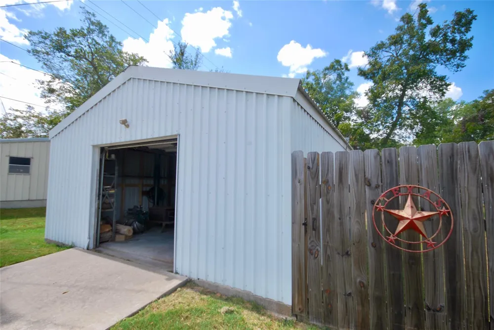 302 S Main Street Schulenburg, TX 78956