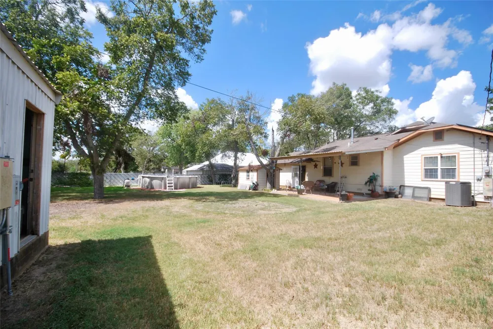 302 S Main Street Schulenburg, TX 78956