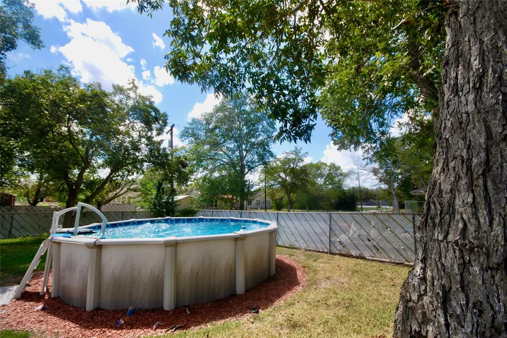 302 S Main Street Schulenburg, TX 78956