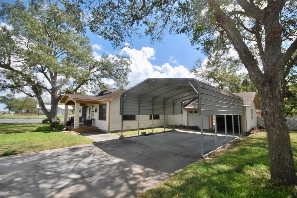 302 S Main Street Schulenburg, TX 78956