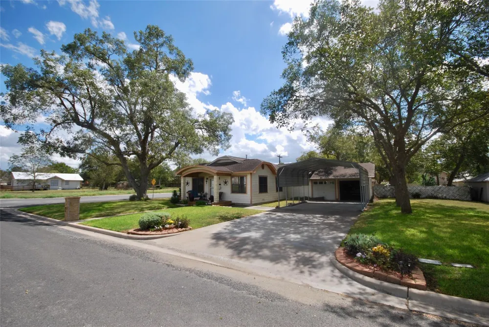 302 S Main Street Schulenburg, TX 78956
