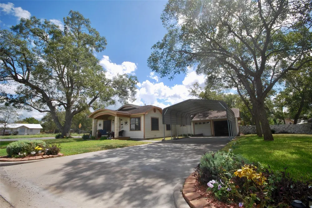 302 S Main Street Schulenburg, TX 78956