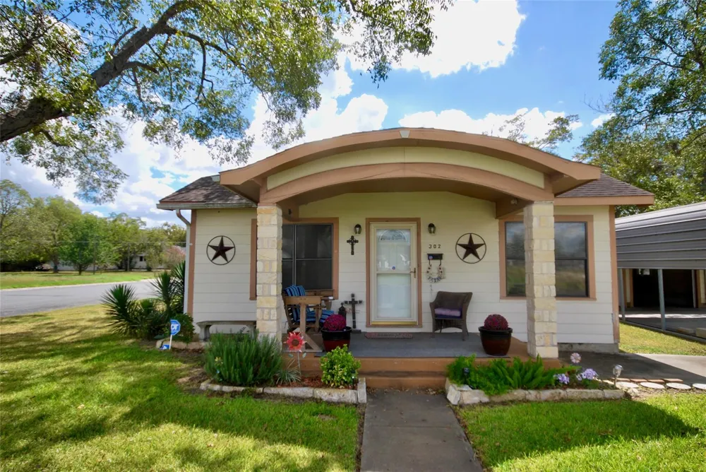 302 S Main Street Schulenburg, TX 78956