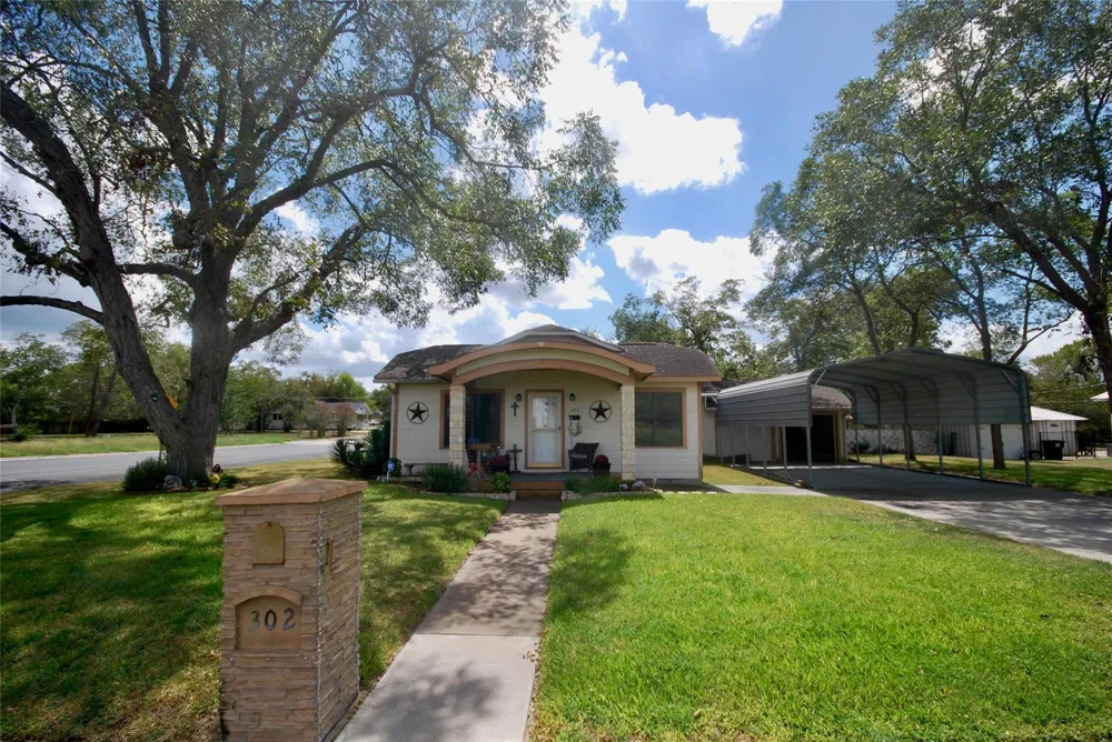 302 S Main Street Schulenburg, TX 78956