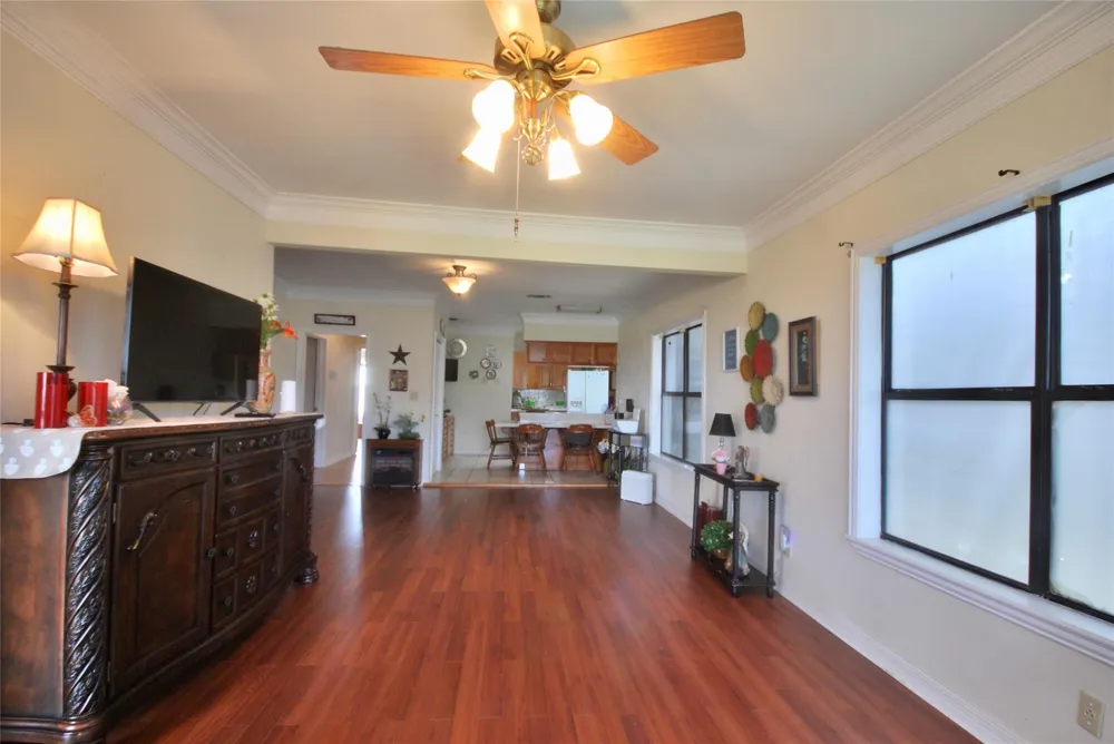 302 S Main Street Schulenburg, TX 78956