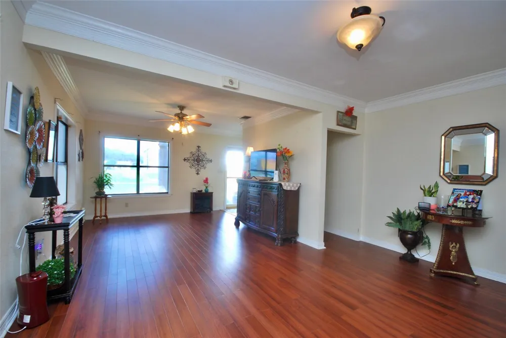 302 S Main Street Schulenburg, TX 78956