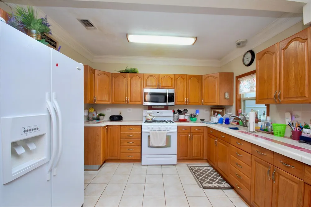 302 S Main Street Schulenburg, TX 78956
