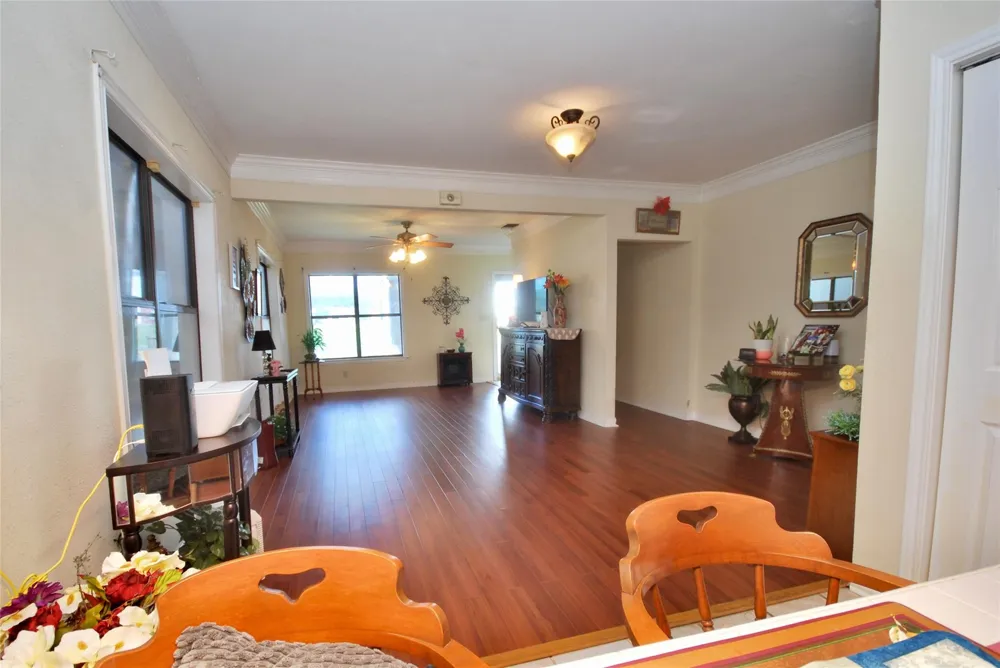 302 S Main Street Schulenburg, TX 78956