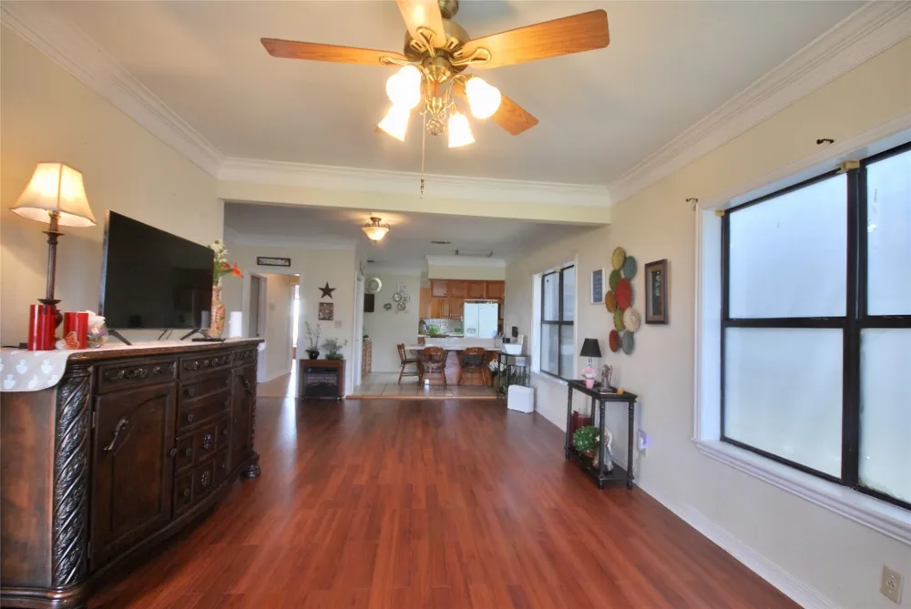 302 S Main Street Schulenburg, TX 78956