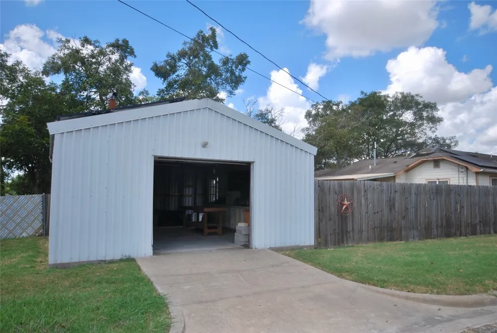 302 S Main Street Schulenburg, TX 78956