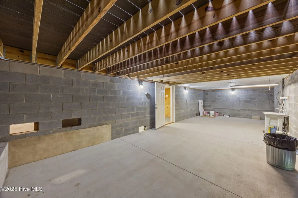 402 Whittaker Point Road Oriental, NC 28571