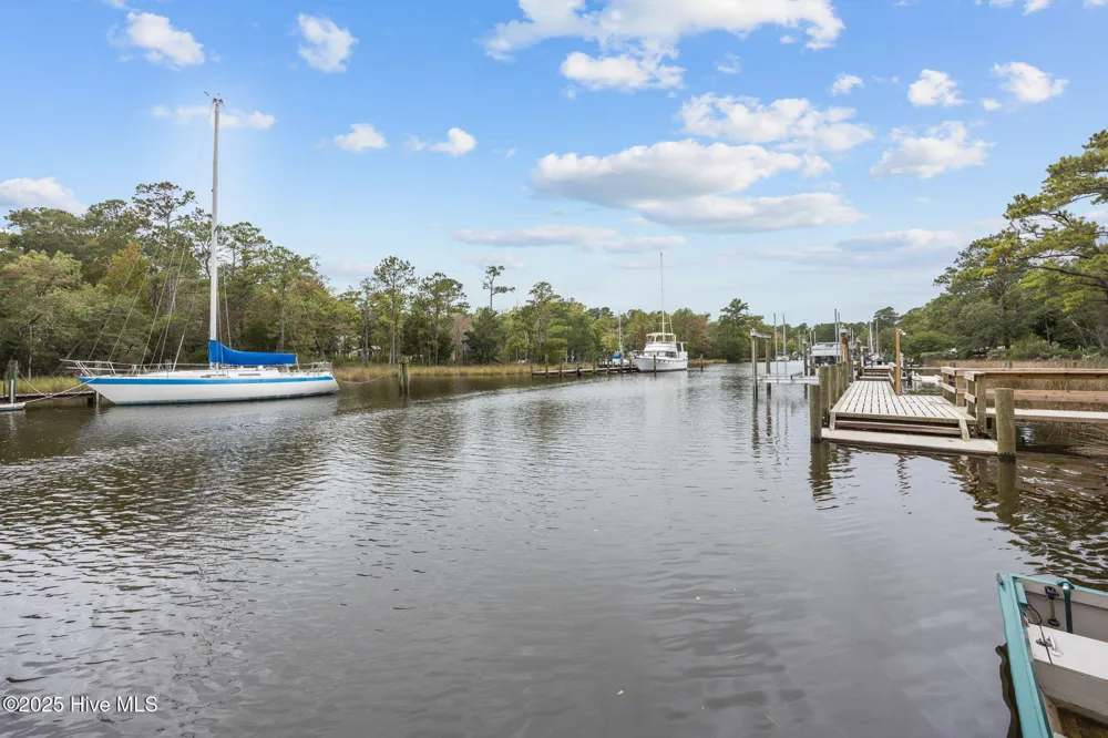 402 Whittaker Point Road Oriental, NC 28571