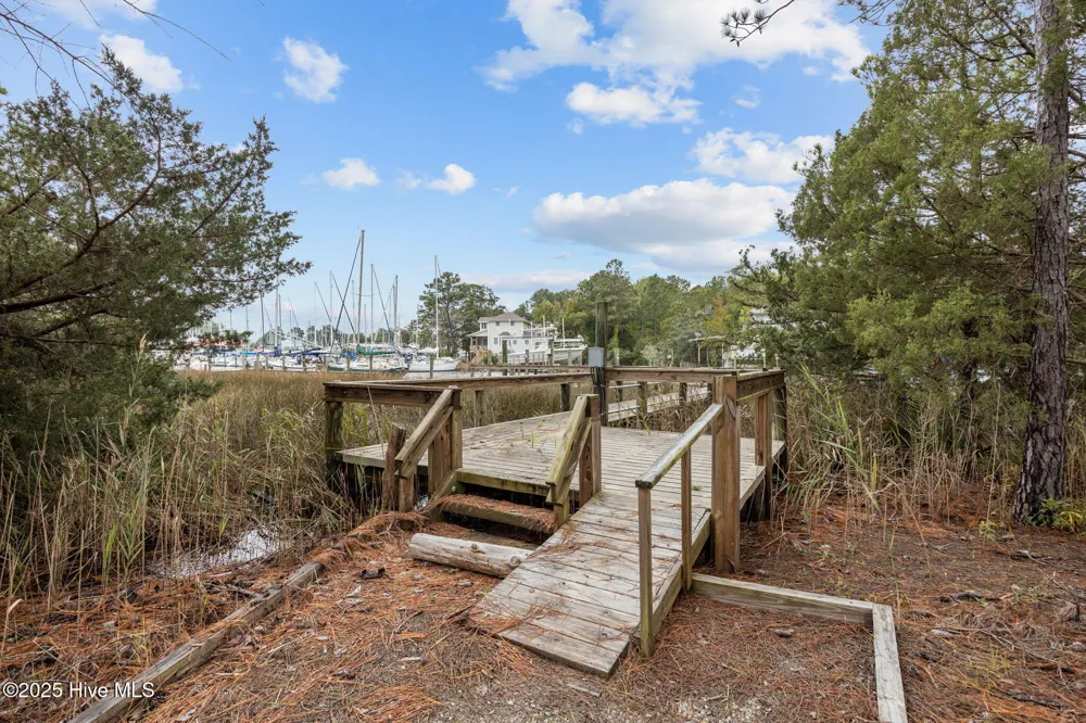 402 Whittaker Point Road Oriental, NC 28571
