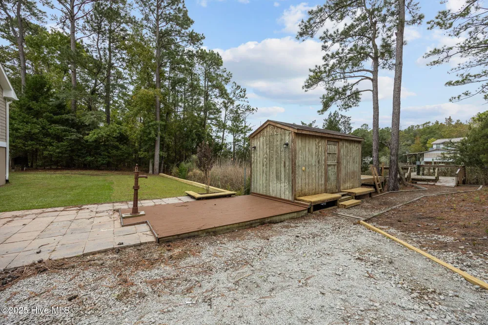 402 Whittaker Point Road Oriental, NC 28571