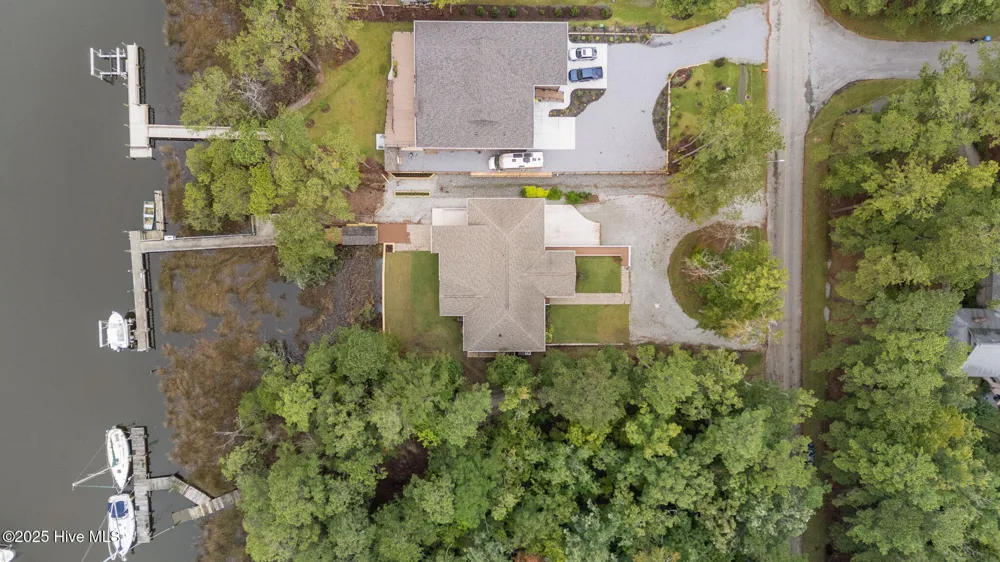 402 Whittaker Point Road Oriental, NC 28571