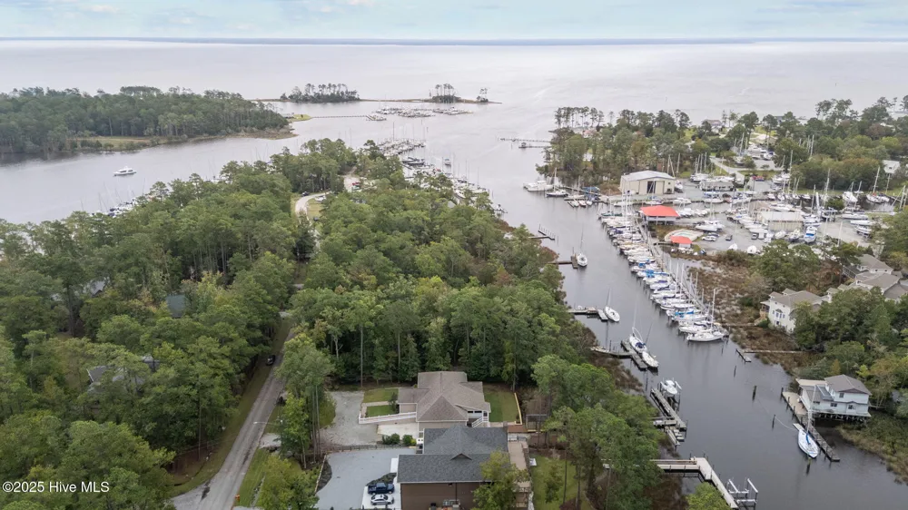 402 Whittaker Point Road Oriental, NC 28571