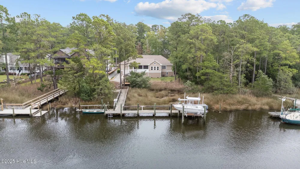 402 Whittaker Point Road Oriental, NC 28571