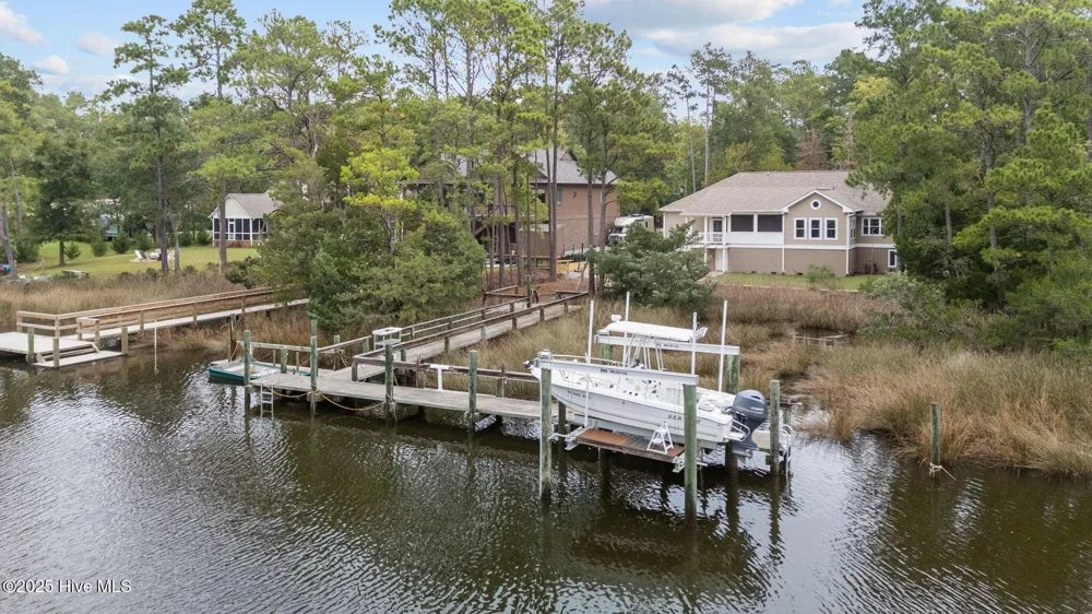 402 Whittaker Point Road Oriental, NC 28571
