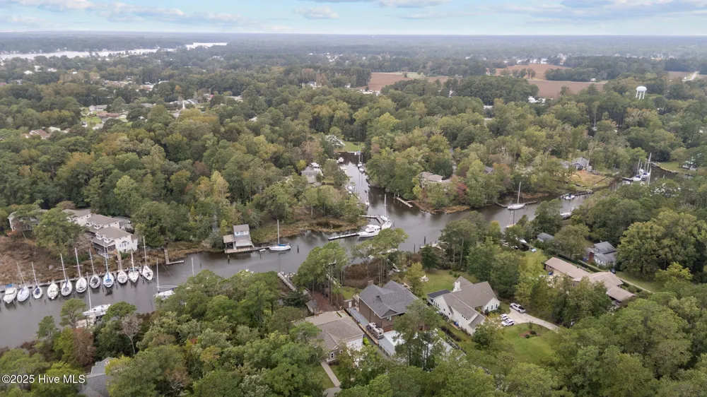 402 Whittaker Point Road Oriental, NC 28571