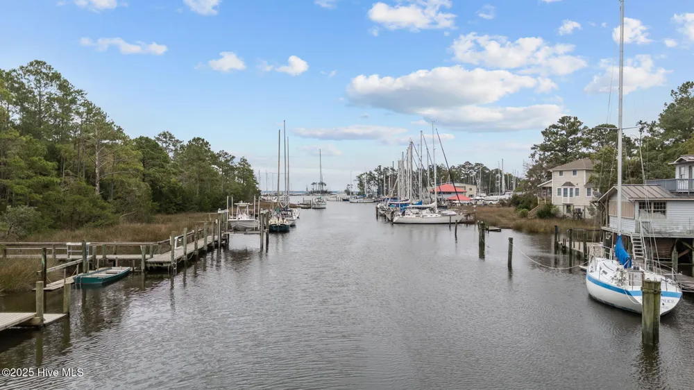 402 Whittaker Point Road Oriental, NC 28571