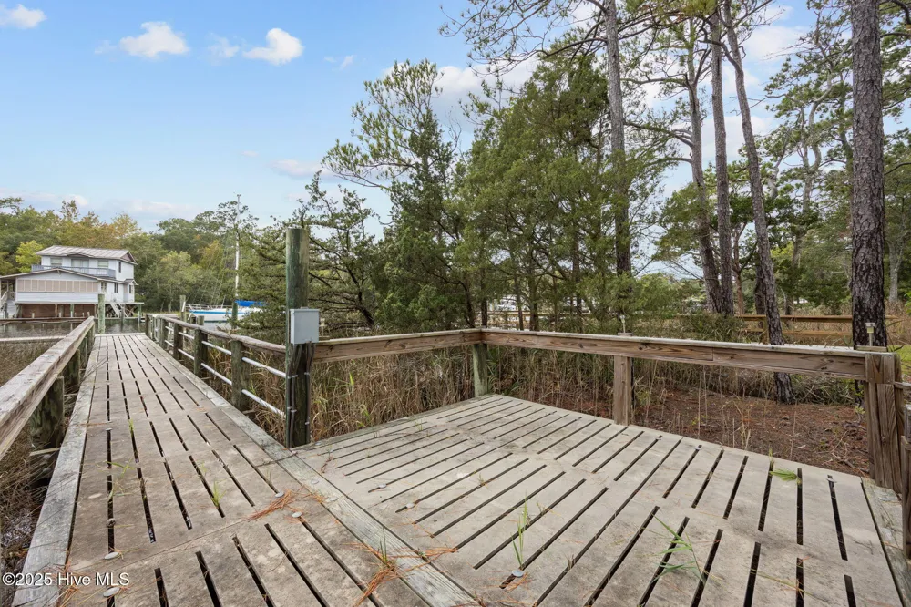 402 Whittaker Point Road Oriental, NC 28571