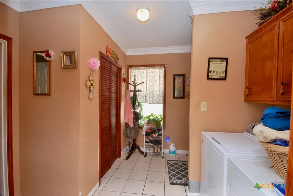 302 S Main Street Schulenburg, TX 78956