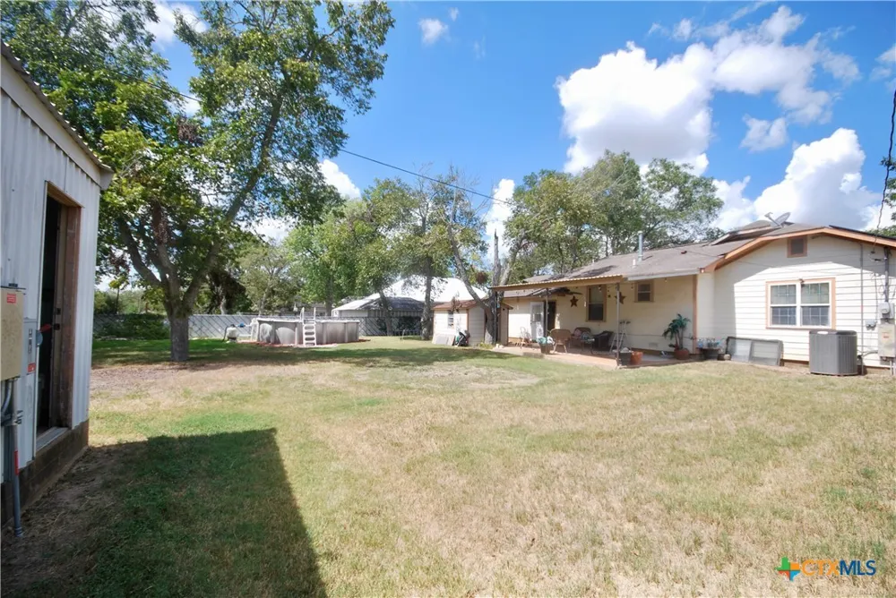 302 S Main Street Schulenburg, TX 78956