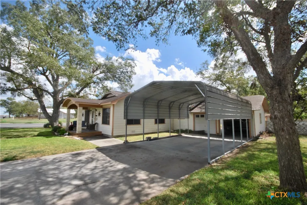 302 S Main Street Schulenburg, TX 78956