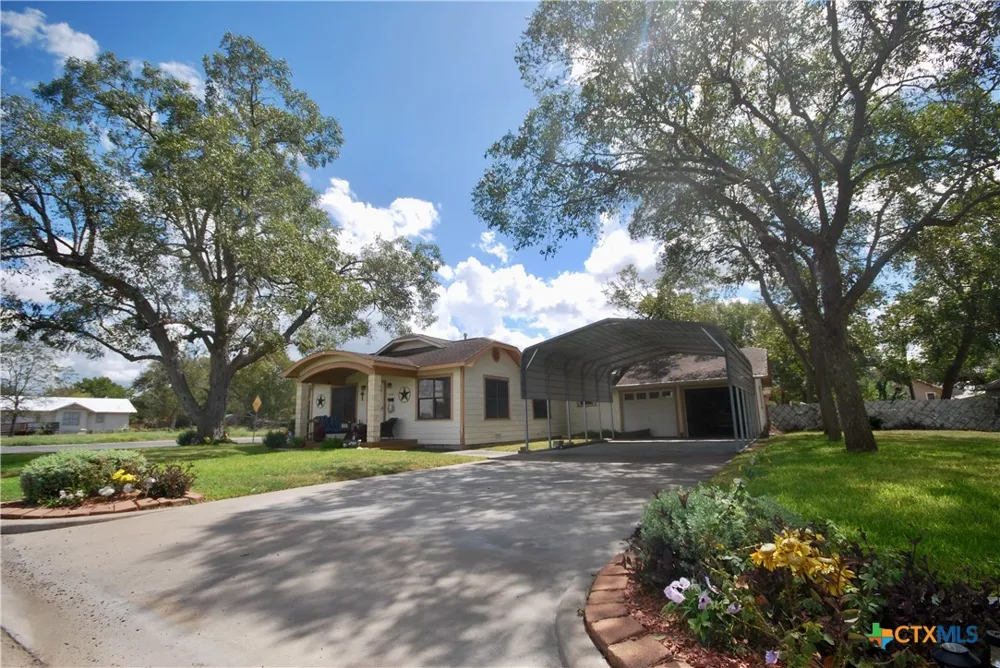 302 S Main Street Schulenburg, TX 78956