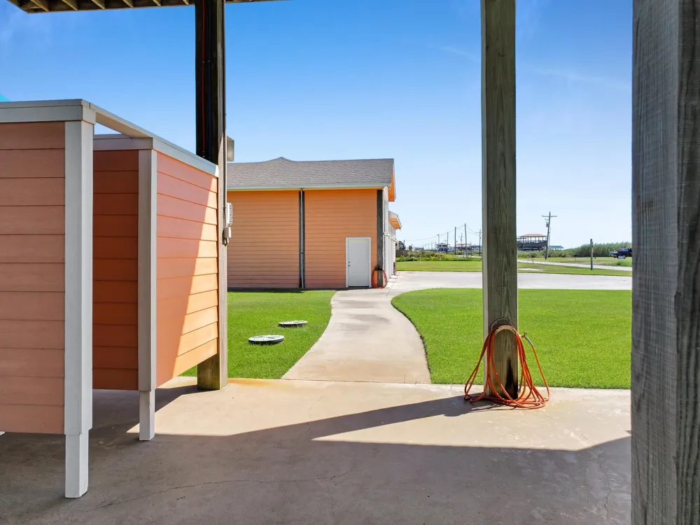 1332 Van Sant Gilchrist, TX 77617