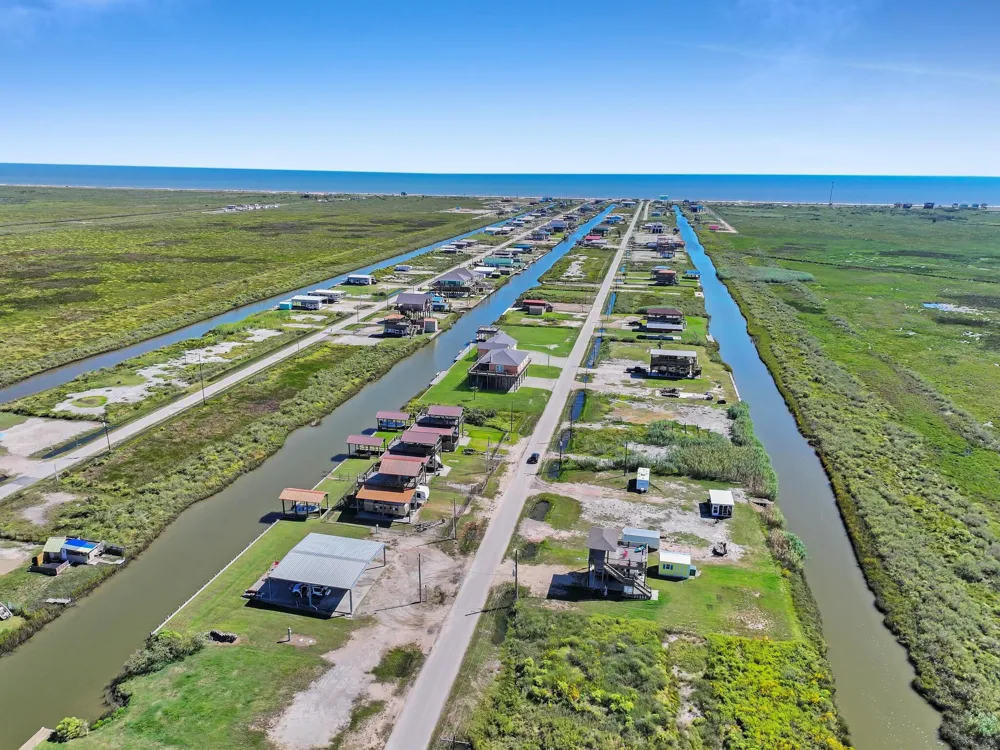 1332 Van Sant Gilchrist, TX 77617
