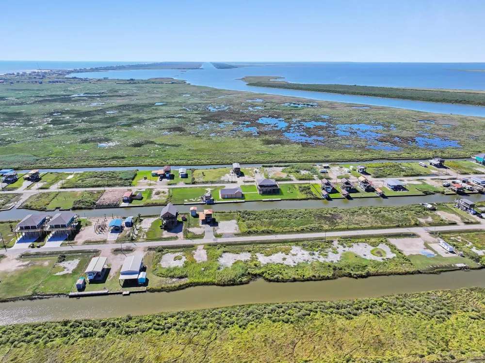 1332 Van Sant Gilchrist, TX 77617