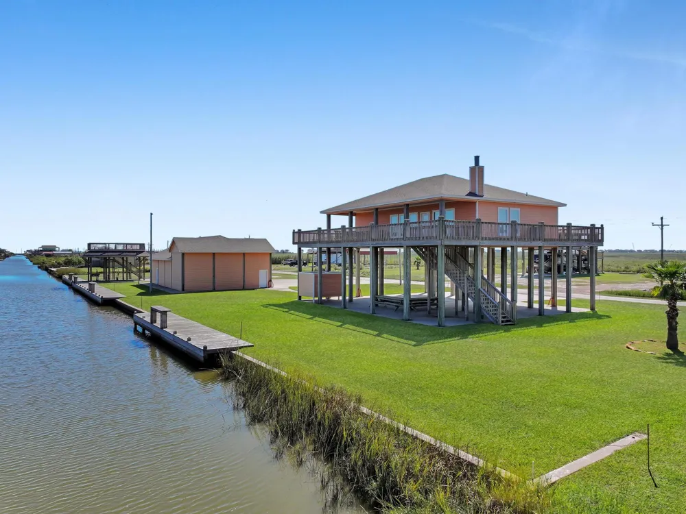 1332 Van Sant Gilchrist, TX 77617