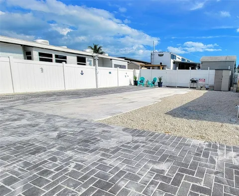 325 Calusa St 376