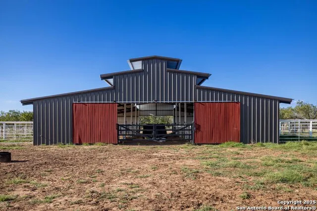 444 County Road 748 Yancey, TX 78886