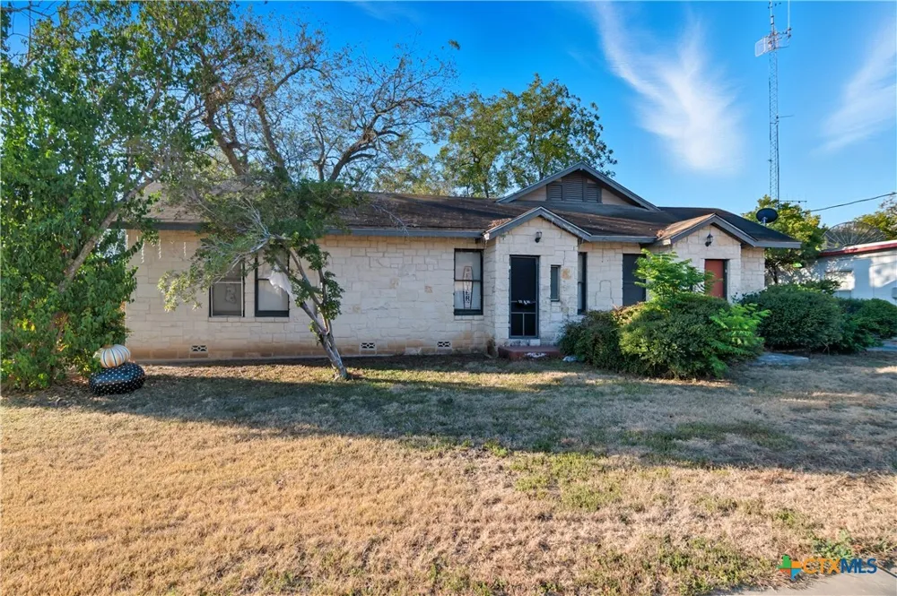 613 E Court Street Seguin, TX 78155