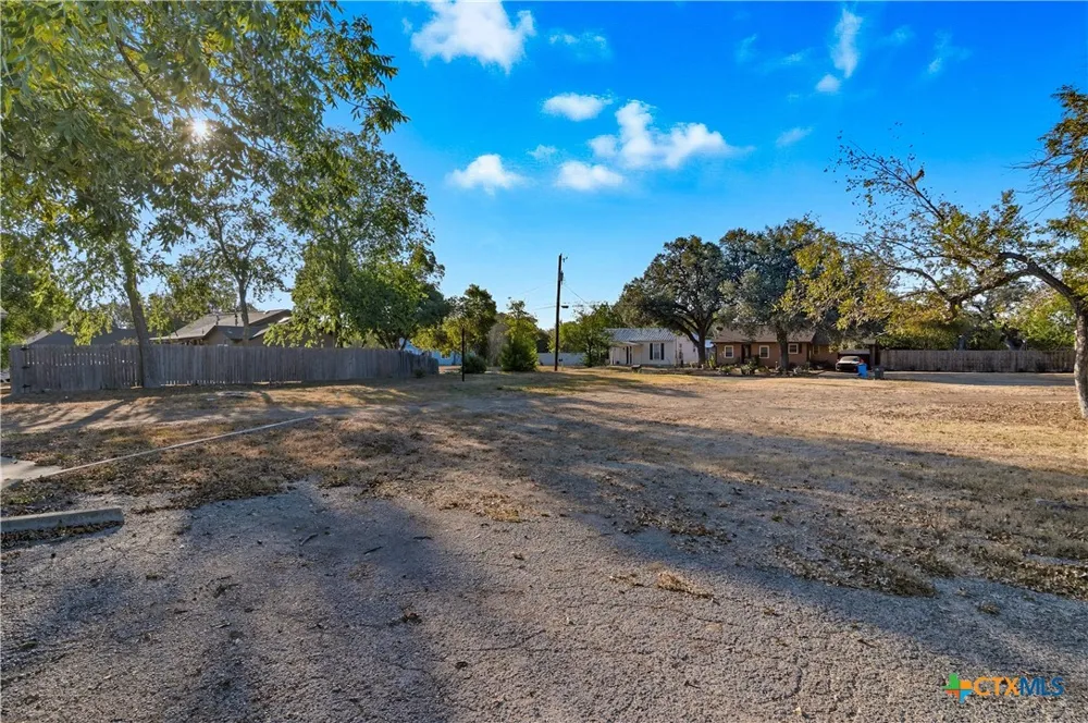 613 E Court Street Seguin, TX 78155