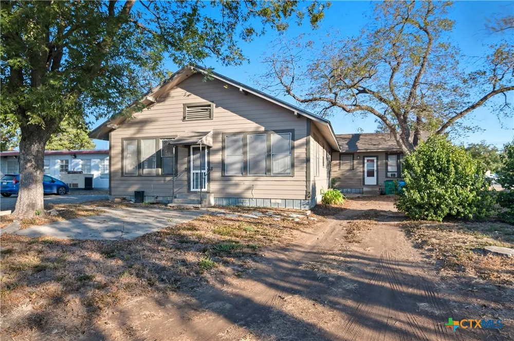 613 E Court Street Seguin, TX 78155