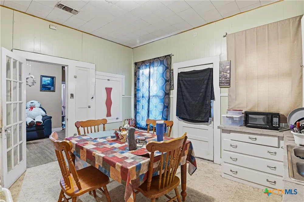 613 E Court Street Seguin, TX 78155